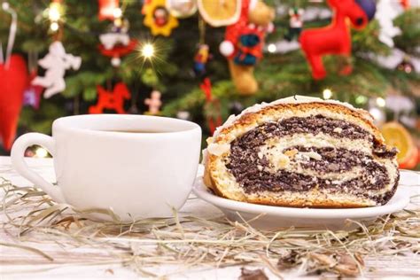 Christmas eve dinner buffet with festive and international specialties, features violin music. Polish Traditional Christmas Eve Dinner : 17 Classic ...