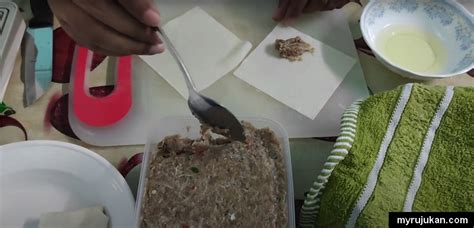 Suami tegar saat kulit ayam diambil namun akhinya justru nangis. Pertama Kali Buat Sendiri Popia Satar - MyRujukan