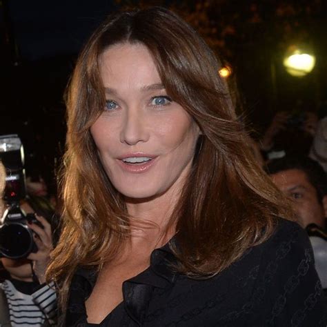 Carla bruni speaks several languages, is the mother of two, is the wife of ex president of france, brilliant musical career, was successful model. Carla Bruni : son étonnante coiffure de Noël des années 90 ...