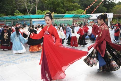 65 pct of chinese like traditional han clothing survey cn
