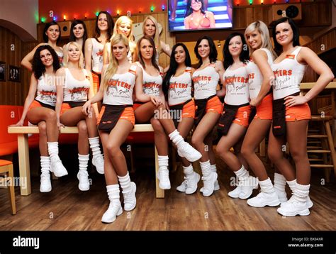 Hooters Waitress Hi Res Stock Photography And Images Alamy