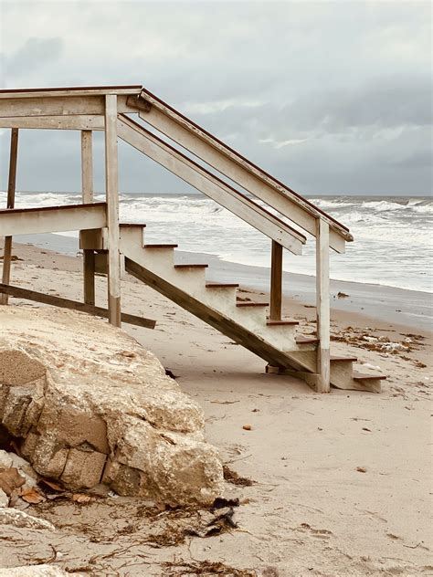 Stairs To The Beach In 2020 Beachy Decor Stairs Wooden Stairs