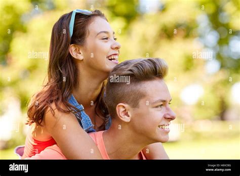 Feliz Pareja De Adolescentes Se Diviertan En Verano Park Fotografía De Stock Alamy