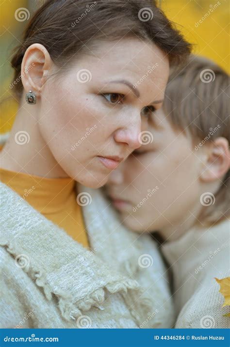 Madre Triste Con Un Hijo Foto De Archivo Imagen De Familia 44346284