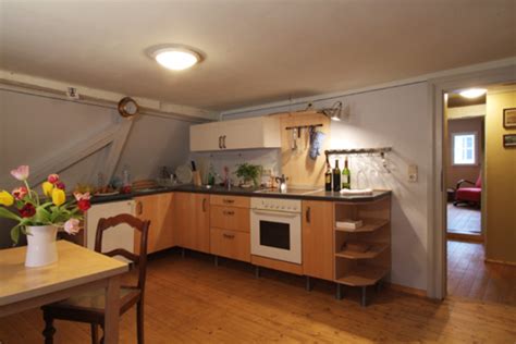 Esszimmer mit küchenbereich und einem weiteren großen raum, nutzbar als schlafzimmer. Unterkunft Ferienwohnung Eckermann 3 (Wohnung) in Weimar ...