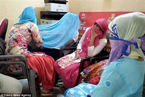 Semuanya wanita, cara suku pedalaman amazon ini untuk bisa punya anak sungguh mengejutkan. Apa yang terjadi sungguh tak mampu difikirkan. Anak ...
