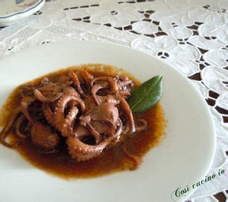 Può essere un ottimo antipasto o rappresentare anche un secondo sfizioso e saporito in abbinamento ad altri piatti di pesce. Folpetti in tocio con polenta
