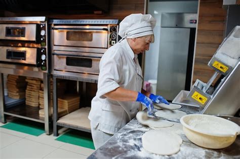 Premium Photo Female Chef Preparing Pizza In Restaurant Kitchen