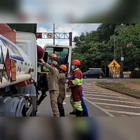 Caminhão Colide Na Traseira De Carreta E Motorista Fica Preso às