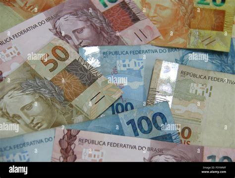 Dinheiro Do Brasil Notas De Real Moeda Brasileira Na Foto Diversas
