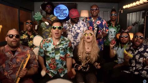 madonna y jimmy fallon cantaron “holiday” mira el video lo veo por aquí