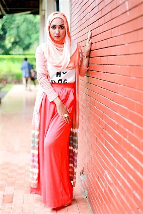 Agar tidak terkesan membosankan padukan dengan hijab bermotif lembut dan tali. dian pelangi | Tumblr | Muslim fashion, Islamic fashion, Hijab fashion