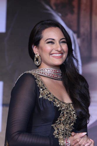 Most Sexy Sonakshi Sinha Hot Bobs And Cleavage Show
