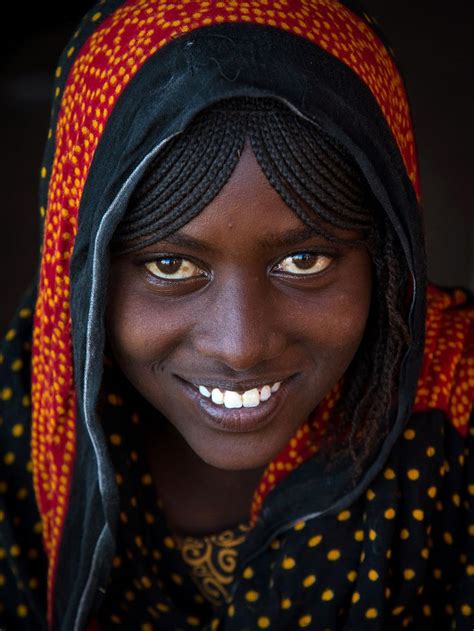 Fille afar rencontrée dans le desert danakil, entre djibouti et harar. Portrait of a smiling Afar tribe teenage girl with braided ...