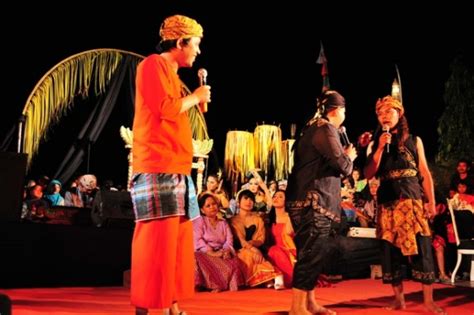Kritikus ialah orang yang sering melakukan kritik terhadap karya seni dan budaya orang lain tujuan dan fungsi kritik seni. Seni Budaya - 10 Seni Teater Tradisional di Indonesia ...
