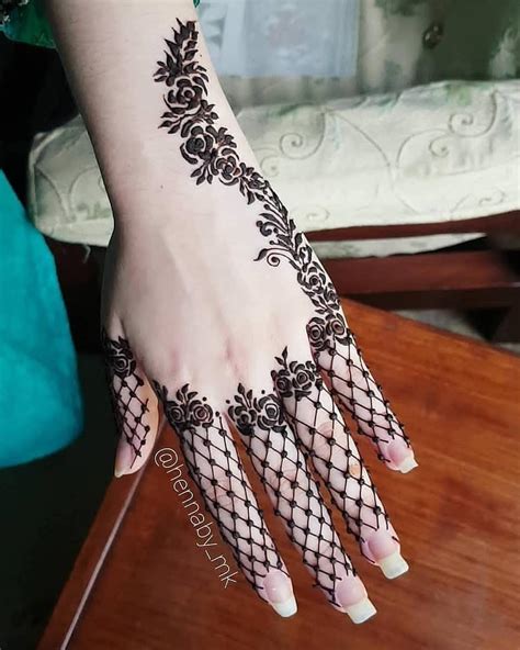Motif motif berikut juga cocok untuk pemula karena masih dalam kategori yang mudah sehingga masih bisa ditirukan meskipun kamu masih tahap pemula. roses New mehndi design simple 2018, 2018 mehendi design photos, simple mehndi designs for ...