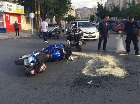 Motociclista Resulta Lesionado Al Chocar Contra Un Autom Vil Que Se Le Atraves El Siglo De
