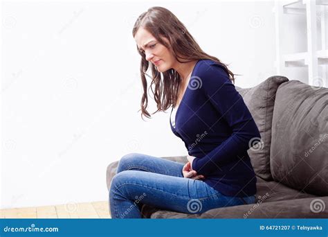 少妇坐遭受肚子疼的沙发 库存图片 图片 包括有 人力 室内 成人 伤害 病症 偶然 人员 肌肉 64721207