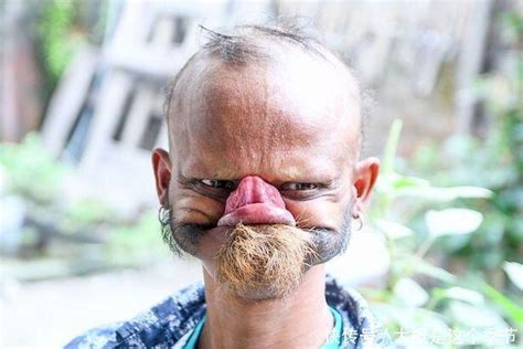 尼泊尔男子声称拥有 世界最长舌头 可轻松舔到额头 每日头条