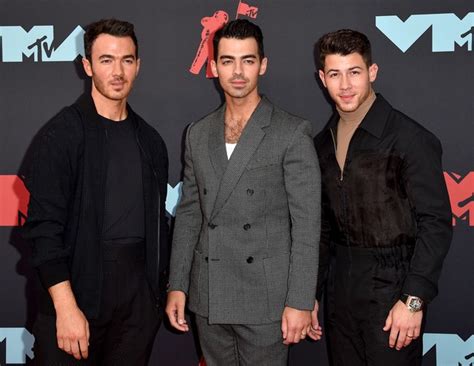 Jonas brothers tour dates 2021: Jonas Brothers põem peruca e recriam cena de 'Camp Rock ...
