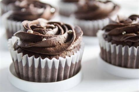 Dá para imaginar um cupcake delicioso recheado com mousse de chocolate? Cómo decorar cupcakes según la ocasión