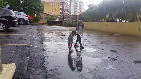 Julio Niños jugando bajo lluvia YouTube