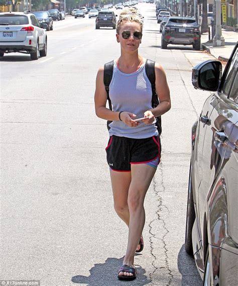 Kaley Cuoco Reveals Toned Body In Workout Gear Daily Mail Online