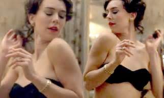 Vanessa Kirbys Princess Margaret Strips Naked In The Crown Daily Mail