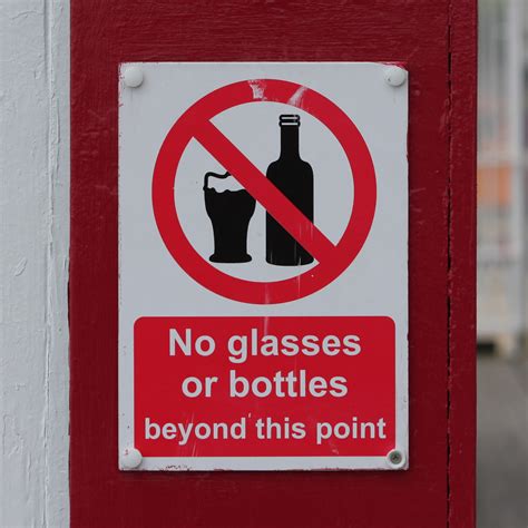 No Glasses Or Bottles Beyond This Point Great Yarmouth No Flickr