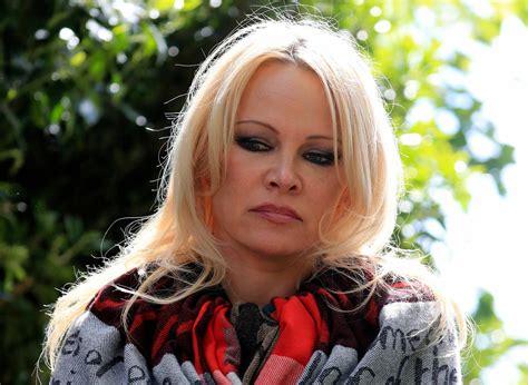 Pamela Anderson Visits Julian Assange In Prison ‘hes An Innocent