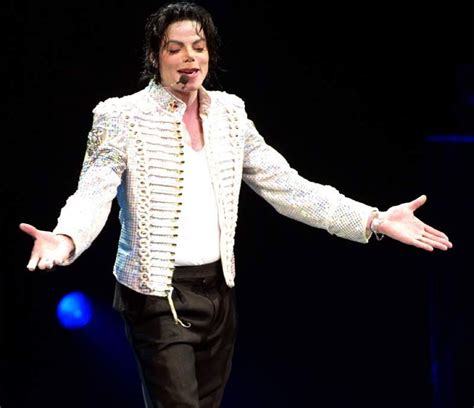 Autópsia Revela Que Michael Jackson Tinha Marcas De Injeções Nos Braços
