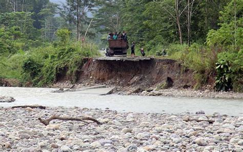 Mutiara bunda express , hp : Jalan Trans Papua Terputus Karena Banjir, Warga Kesulitan ...