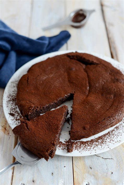 Kuchen mit staubzucker be­streuen und servieren. Saftiger Schokoladen-Mandel-Kuchen | Rezept (mit Bildern ...