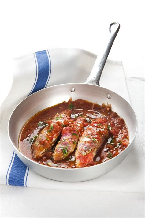 Provatelo!per realizzare la ricetta del cacciucco livornese, pulite bene i pesci grossi e tagliate la testa che andrà poi usata.; Triglie alla livornese | Ricetta | Ricette, Triglie e ...