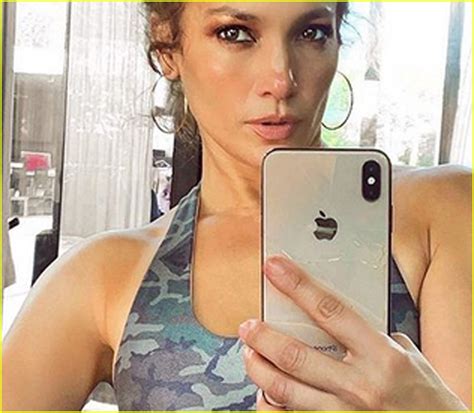 Jennifer Lopez Explains That Mysterious Face In Her Instagram Selfie