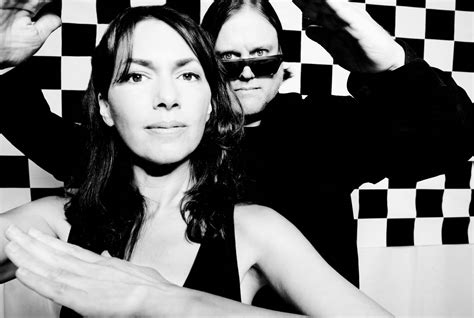 The Bangles Susanna Hoffs Discusses New 80s Themed Under The Covers Album With Matthew Sweet
