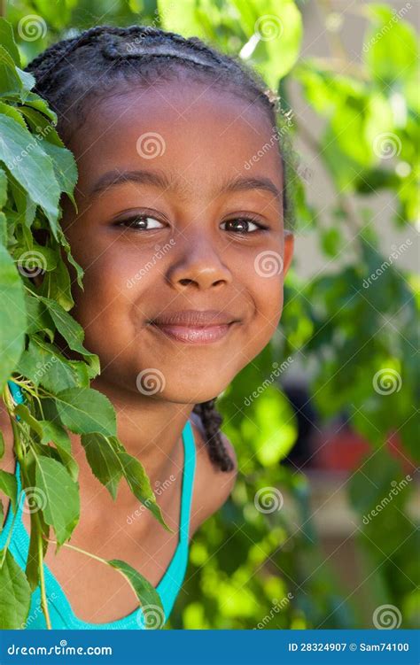 Retrato De Una Pequeña Muchacha Adorable Del Afroamericano Imagen de