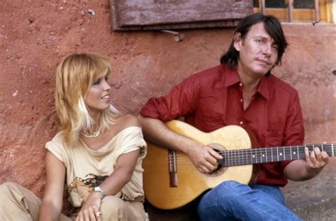 Influenzato dalla scuola di bob dylan e leonard cohen, ma ancor più da quella francese degli chansonnier, faber (soprannome affibbiatogli dal suo grande amico paolo villaggio per la predilezione di de andré per le matite della. Ricordate Dori Ghezzi? La moglie di Fabrizio De André che ...