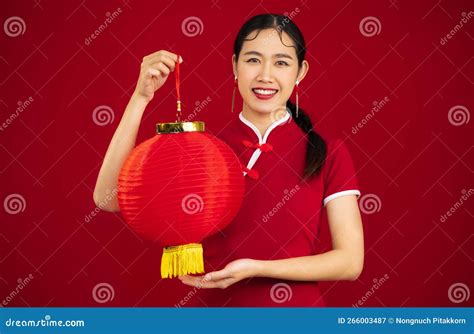Jeune Femme Asiatique Souriante En Robe Traditionnelle Chinoise Rouge Tenant Une Lanterne En