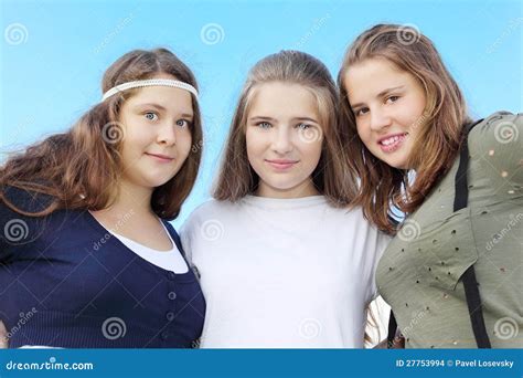 Hug Feliz De Três Meninas No Fundo Do Céu Foto De Stock Imagem De