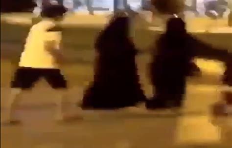 السعودية فيديو التحرش بسيدة أثناء تجولها مع طفلها في أحد شوارع تبوك يشعل الغضب