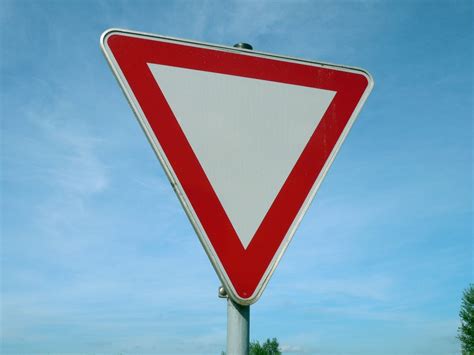 O Que Significa Um Sinal De Trânsito De Triângulo Vermelho
