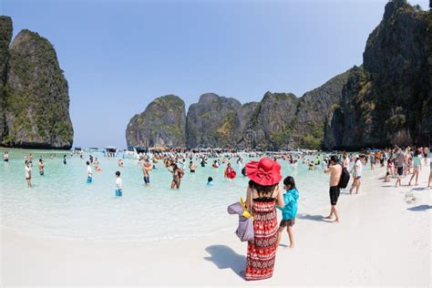 Tourists Relax Of Maya Bay On Phi Phi Leh Thailand Editorial Photography Image Of Beautiful