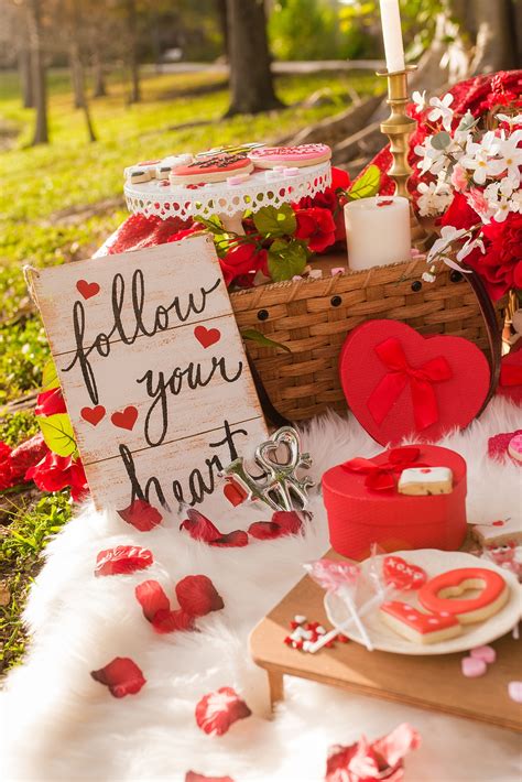It is unconventional and there are so many ideas when it comes to where you can go and what tasty treats you can add to your picnic basket. ValentinesDayPicnic_Decor2 | Parties365 | Party Ideas ...