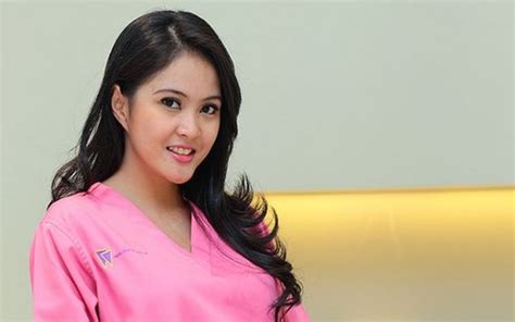 √ 5 Dokter Cantik Indonesia Yang Bikin Kamu Selalu Mau Diperiksa Ketika