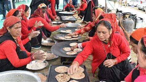 Uttarakhandभराड़ीसैंण में अन्न भोजमाननीयों ने चखा मोटे अनाजों से