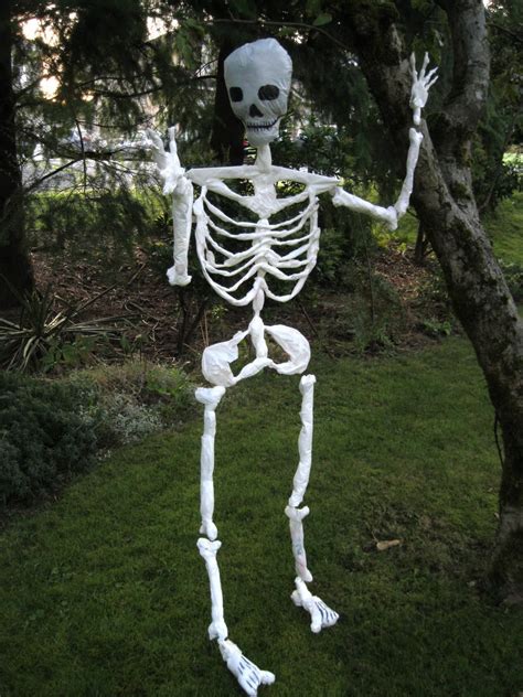 Indoor And Outdoor Halloween Skeleton Decorations Ideas