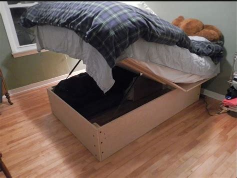 The solution is a hydraulic spring system to lift the bed for easy acces of the storage space underneath it. DIY platform lift storage bed. I like this idea if the ...