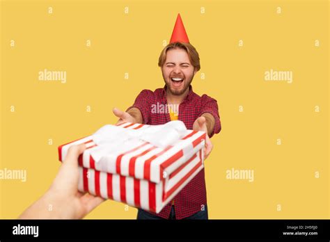 Pov Mano Dando Pelado Envuelto Caja De Regalo Para El Tipo Con El Cono De La Fiesta En La Cabeza