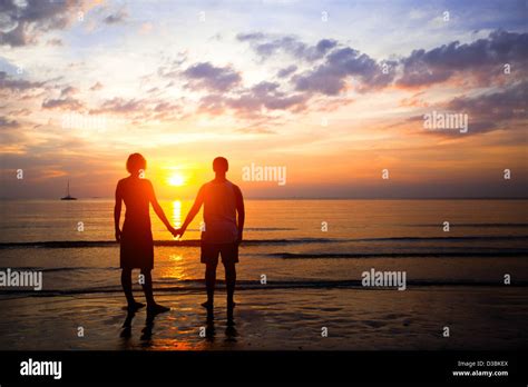 Junges Paar In Liebe Bei Sonnenuntergang Am Meer Stockfotografie Alamy